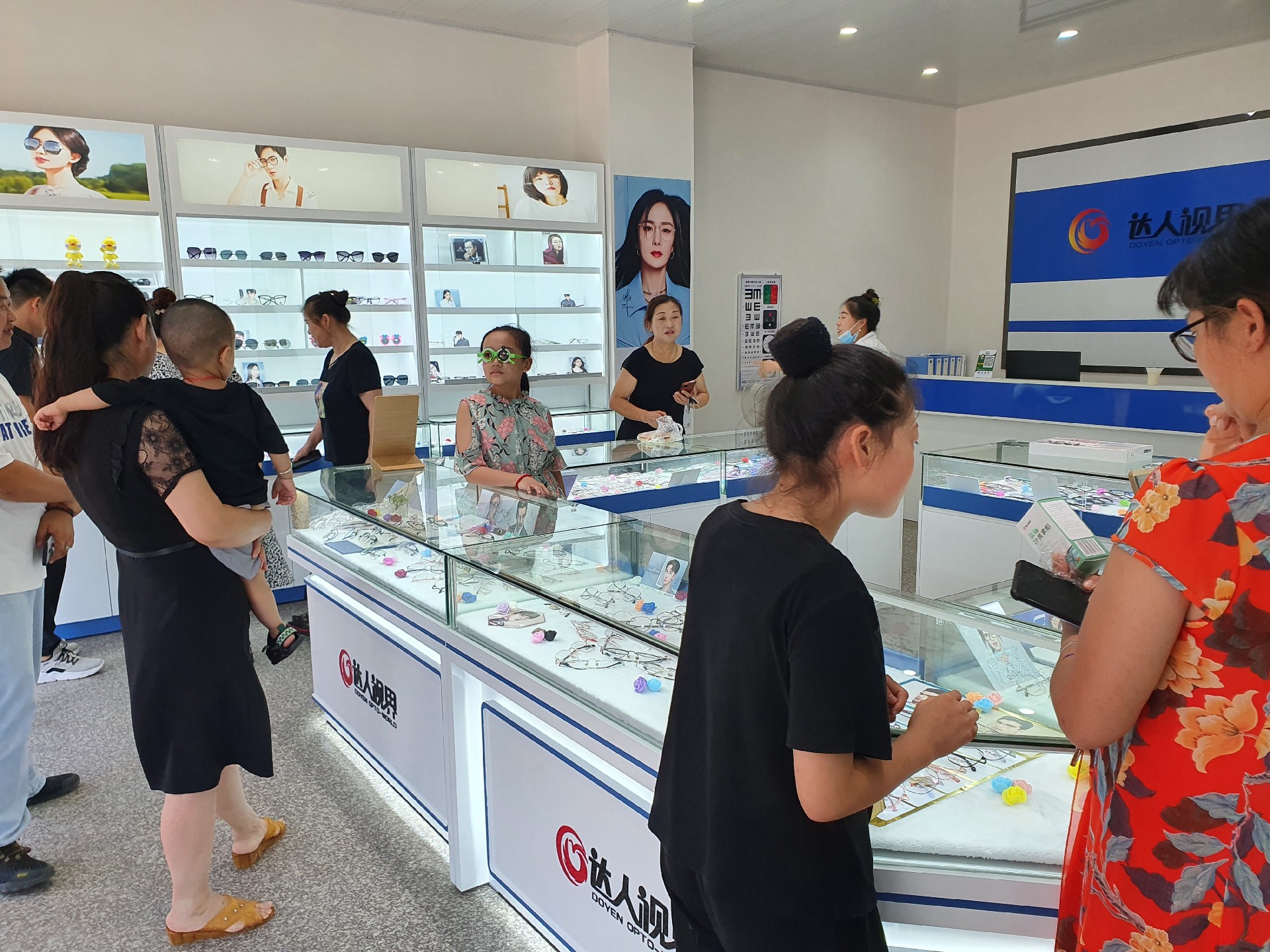 开个眼镜店挣钱吗