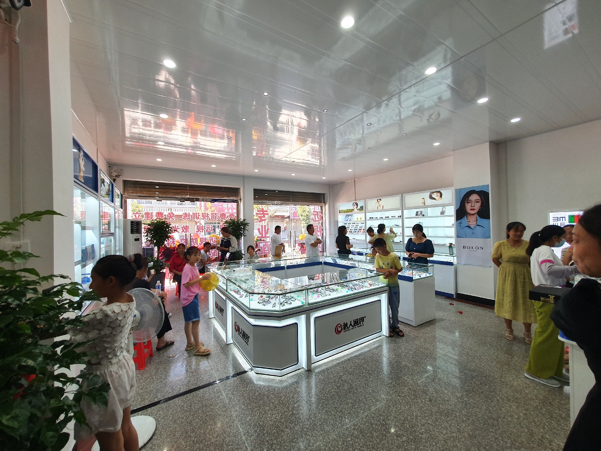 开个眼镜店挣钱吗